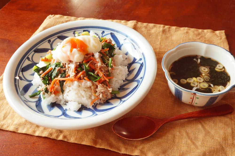 「野菜とジューシーそぼろのビビンバ」と「長ネギとのり、豆腐の韓国風スープ」